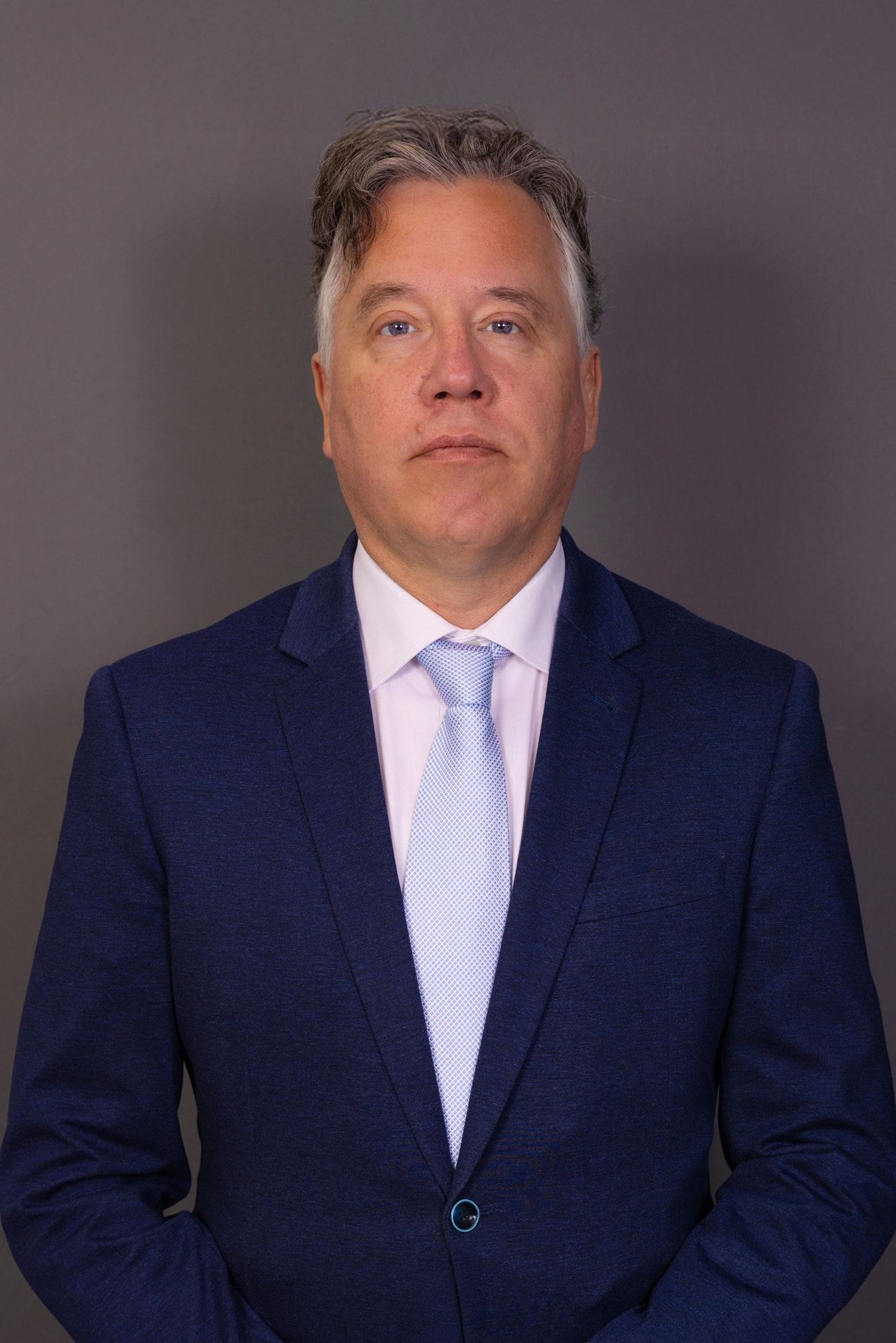Bedrijfsportret van man in blauw pak. Zakelijk portret voor professioneel gebruik.