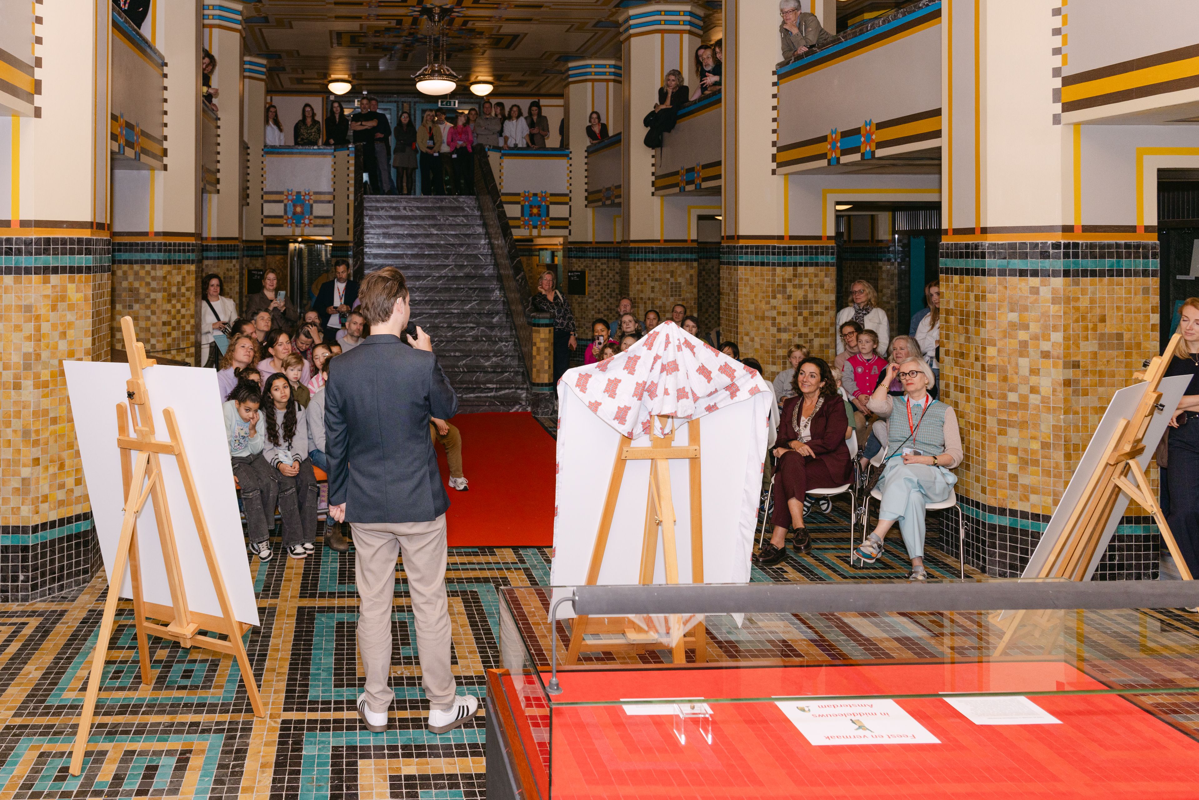 Onthulling van de Donald Duck-editie 750 jaar Amsterdam in het Stadsarchief — beeld 5