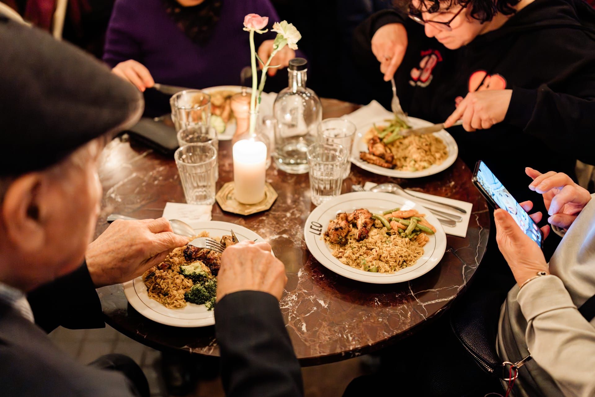 Kerstdiner van Stichting SAN voor buurtbewoners in Amsterdam-Oost — beeld 7