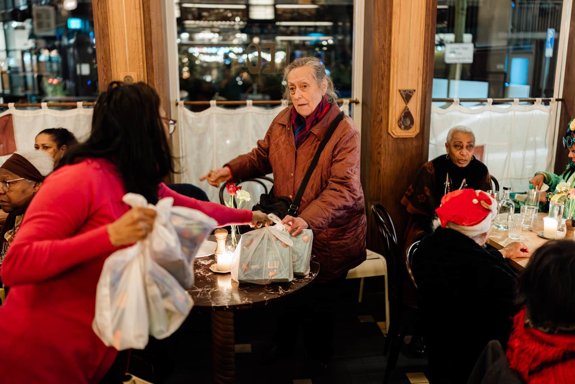 Kerstdiner van Stichting SAN voor buurtbewoners in Amsterdam-Oost — beeld 12