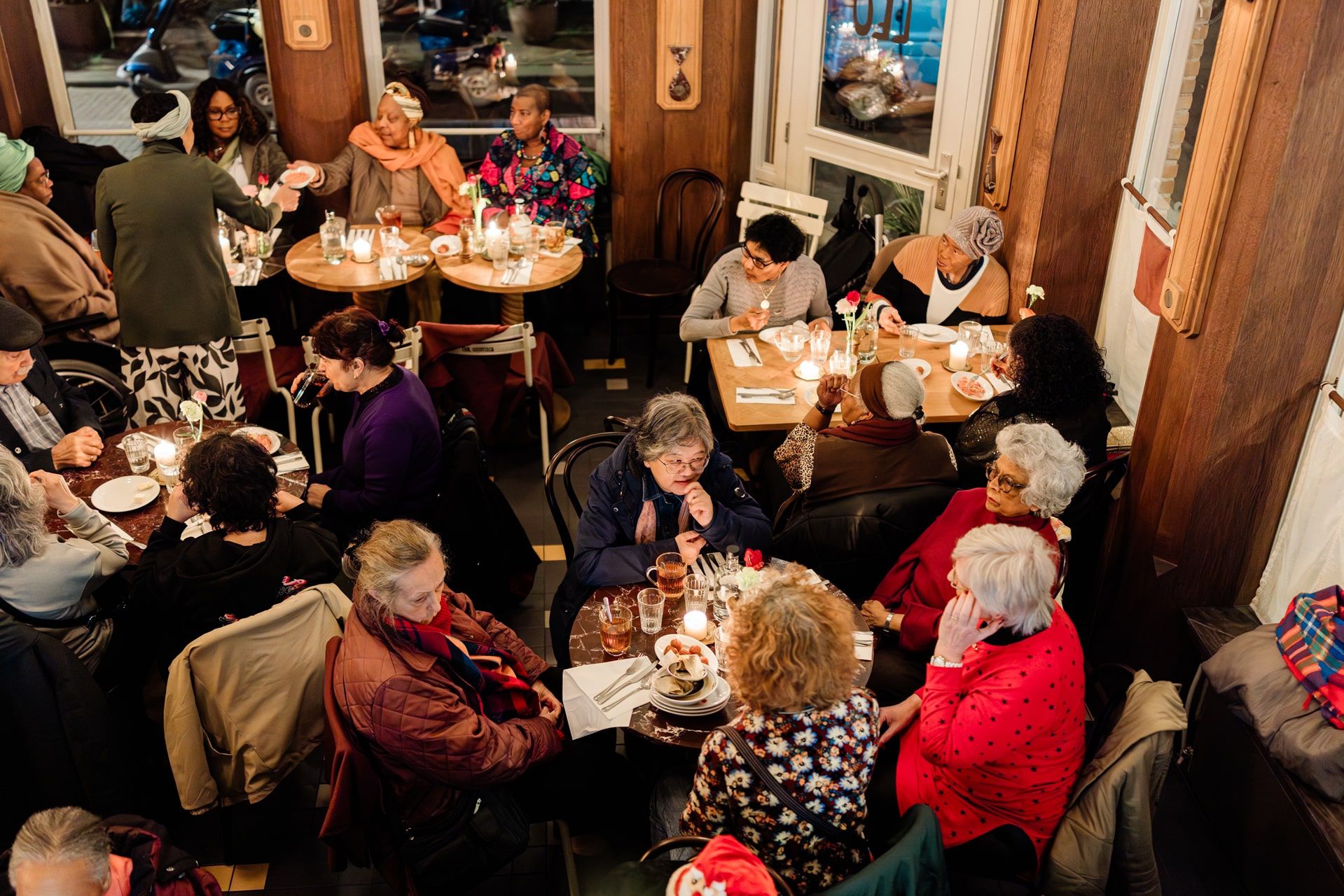 Kerstdiner van Stichting SAN voor buurtbewoners in Amsterdam-Oost — beeld 16