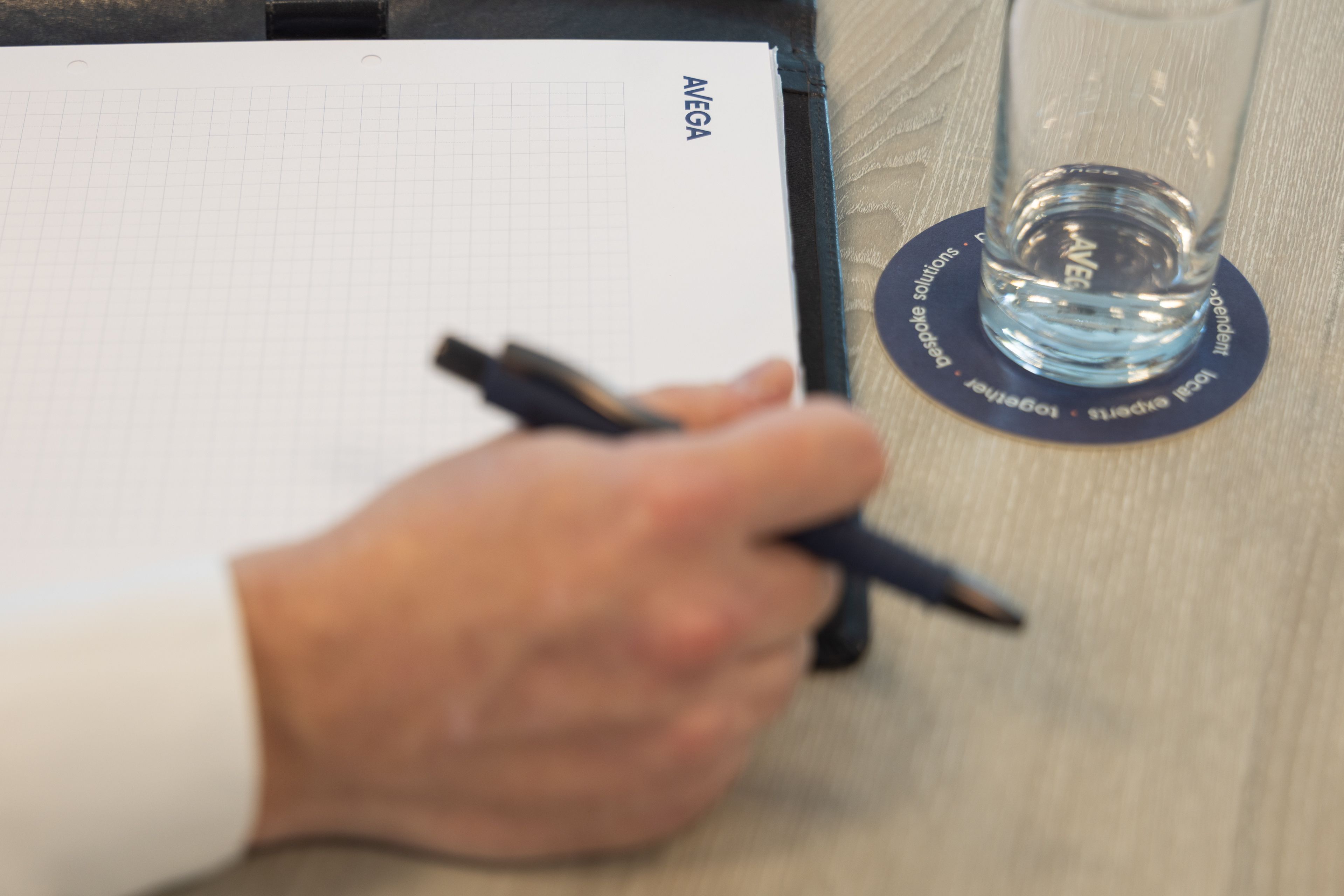 Zakelijke fotografie AVEGA: aantekeningen tijdens een bespreking