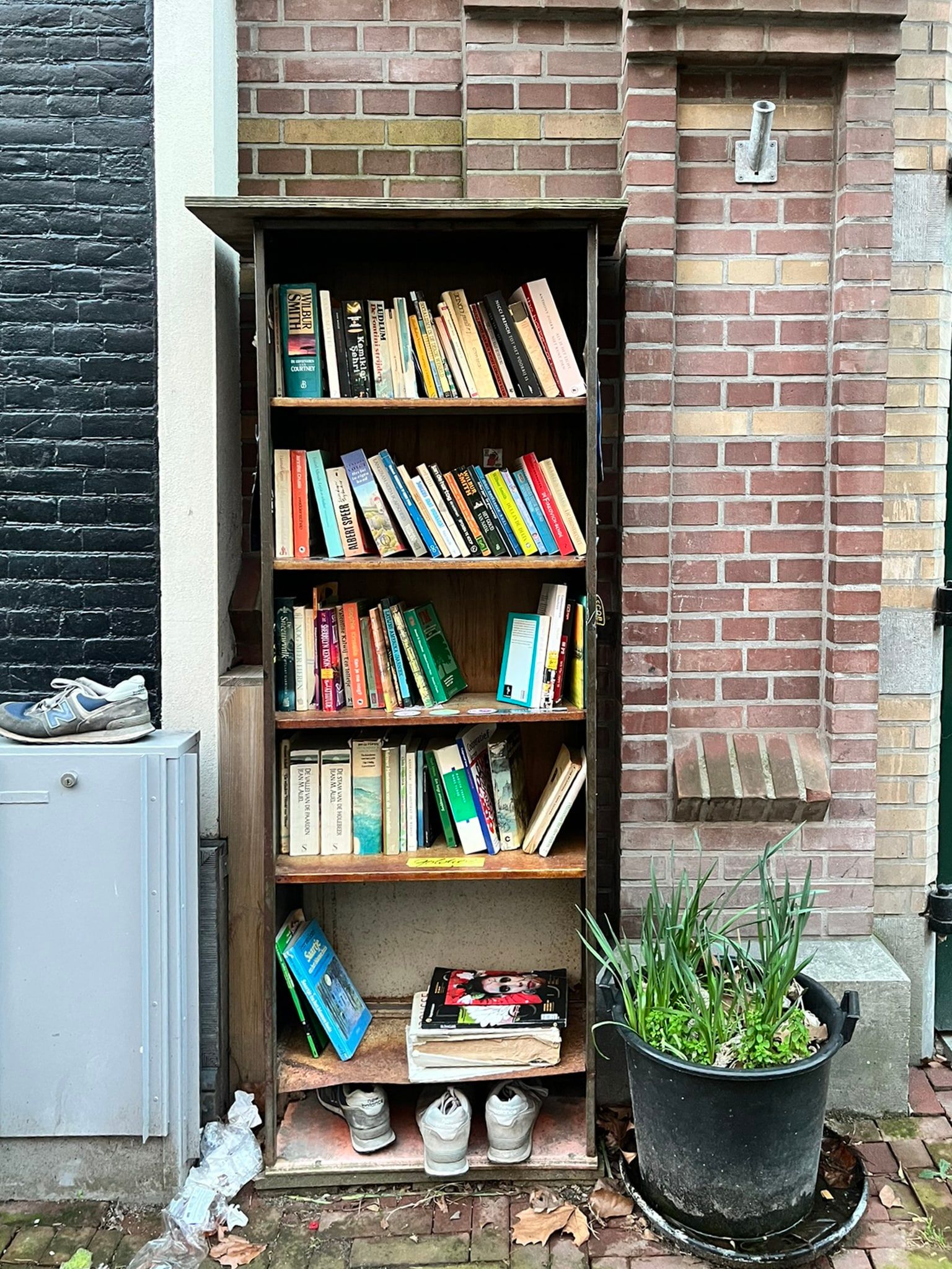 Boekenkastje in Amsterdam — uit de serie Bookshelfs