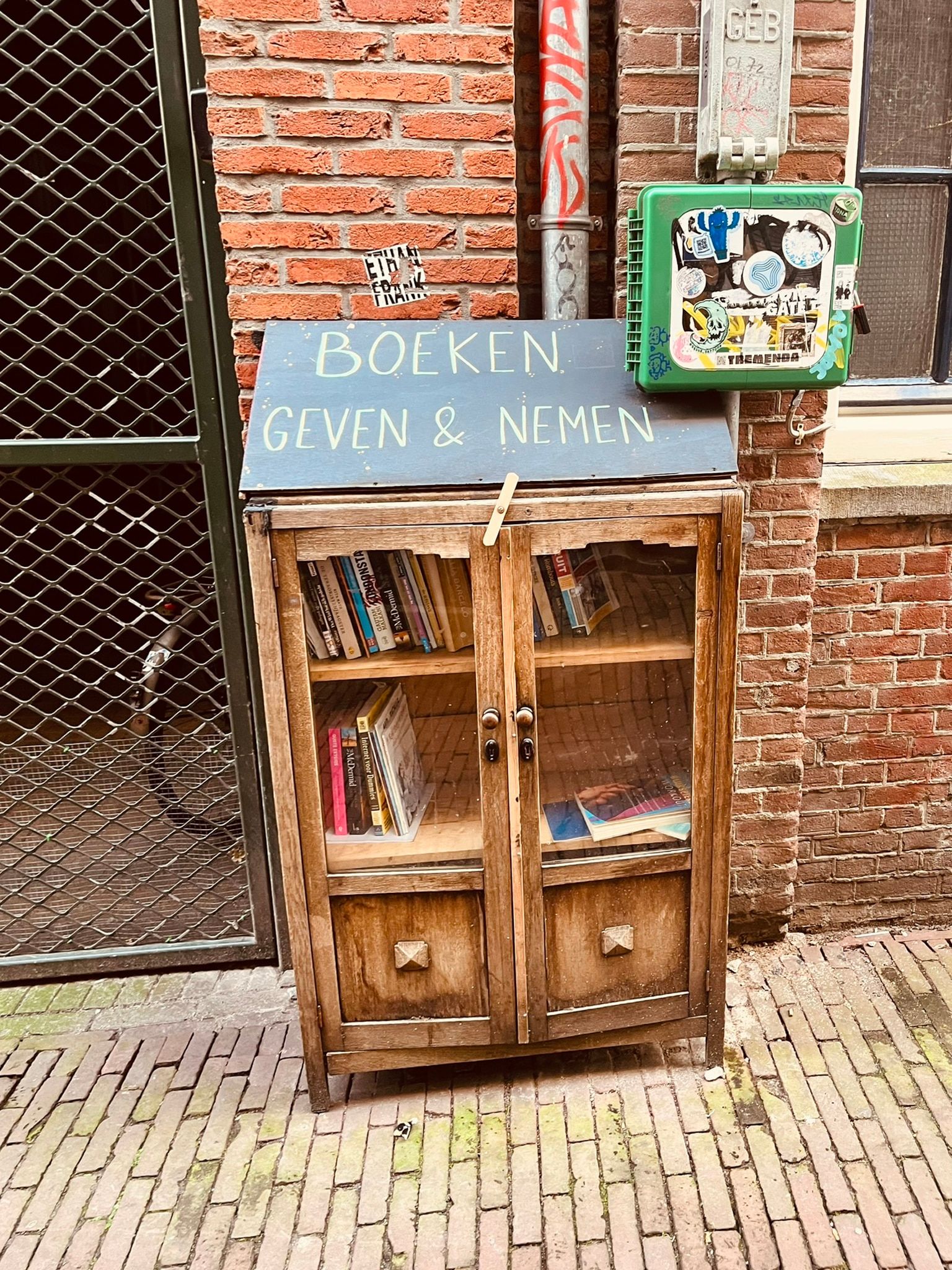 Boekenkastje in Amsterdam — uit de serie Bookshelfs