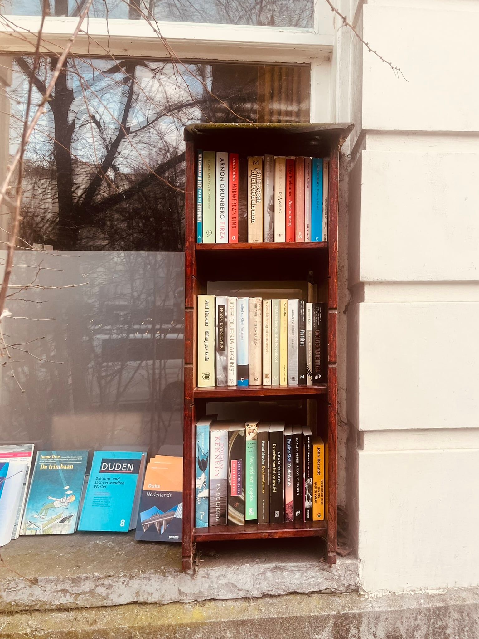 Boekenkastje in Amsterdam — uit de serie Bookshelfs