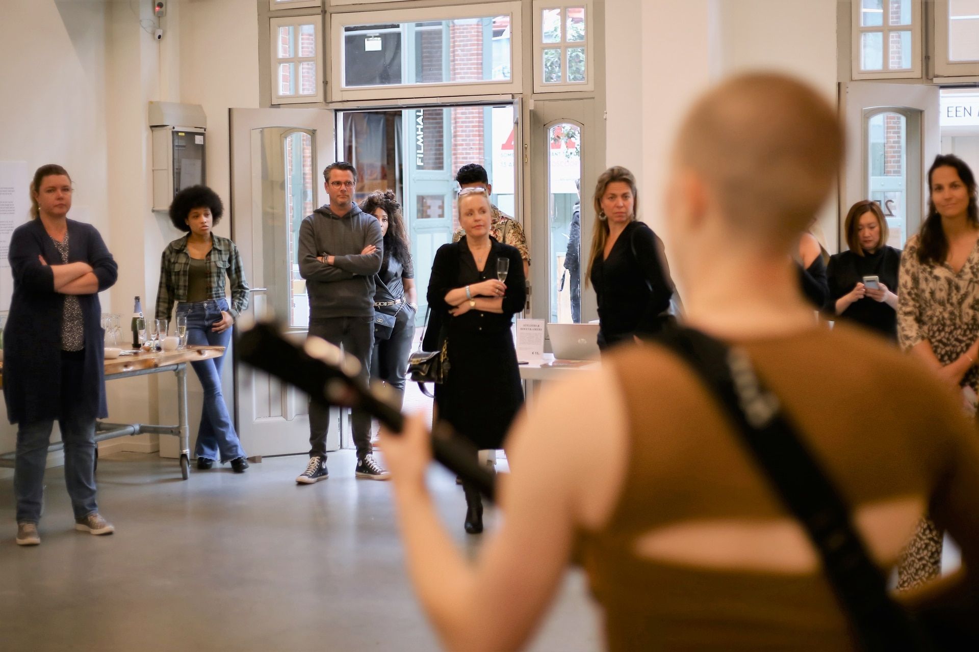 Reportage Beeldend Gesproken: optreden voor publiek tijdens de vernissage