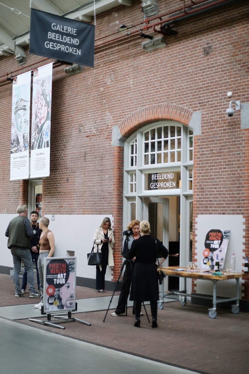 Reportage Beeldend Gesproken: bezoekers bij de entree van de galerie