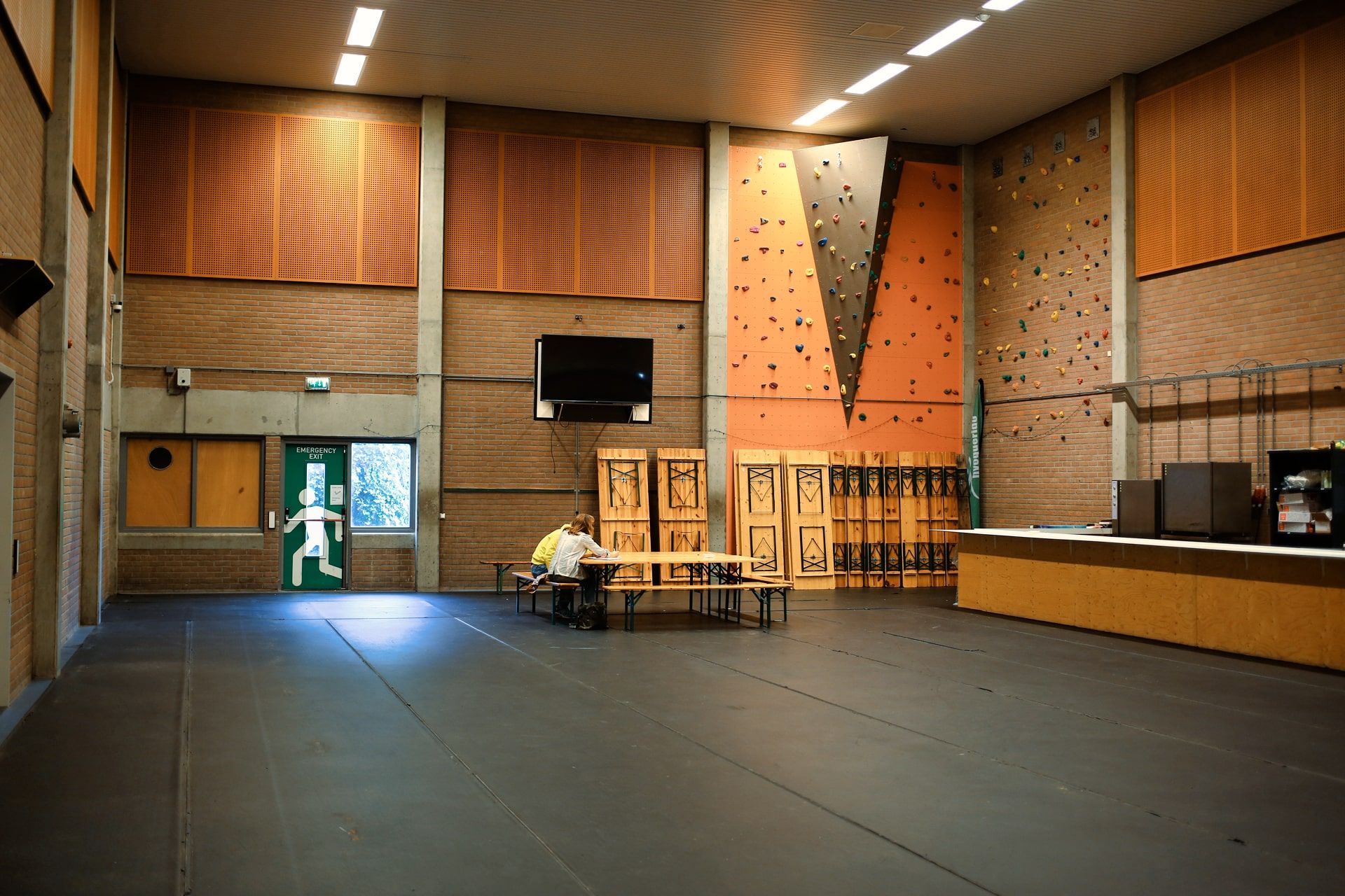Reportage GGD-locaties: sporthal ingericht als tijdelijke opvang
