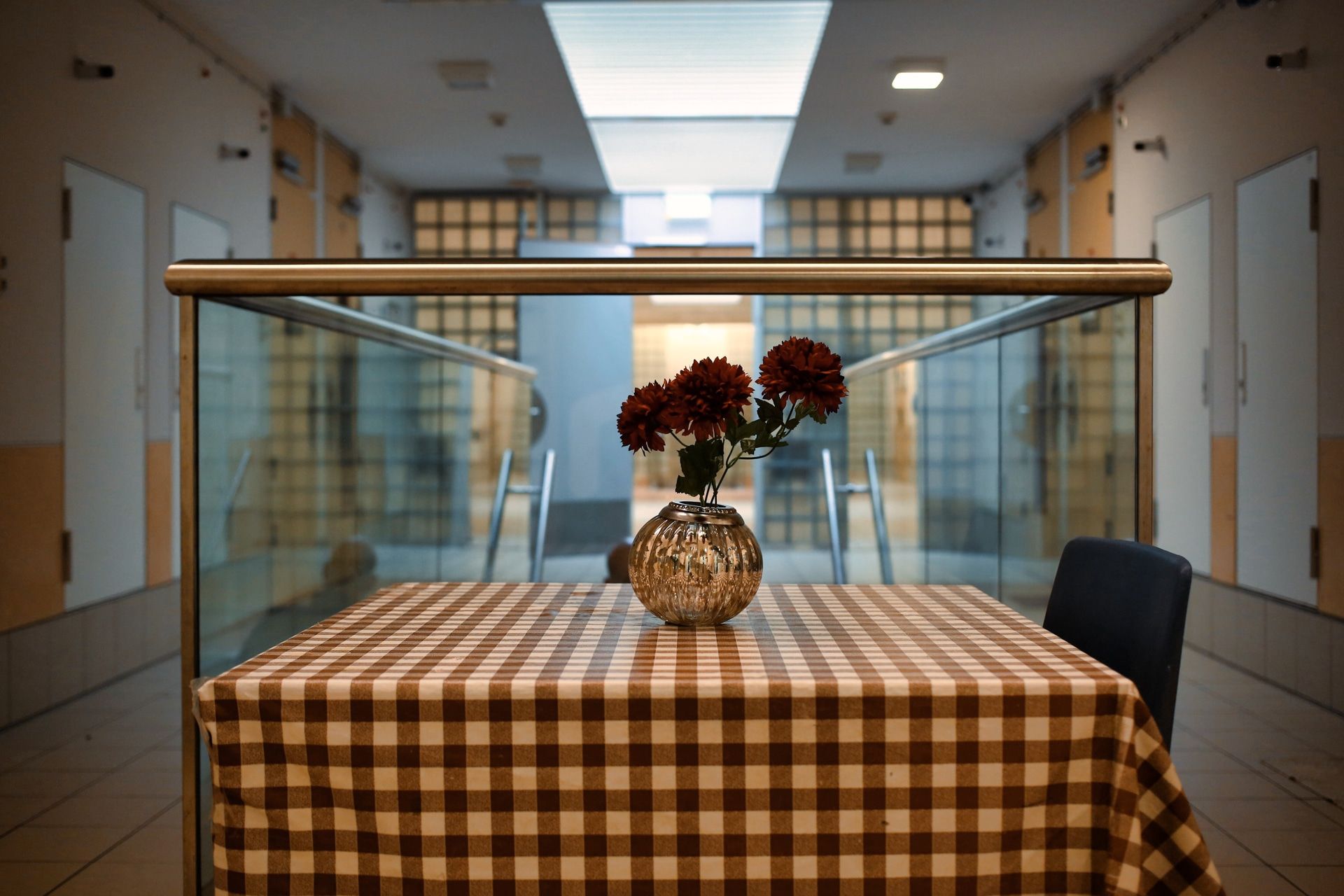 Reportage GGD-locaties: tafel met bloemen in een opvanglocatie
