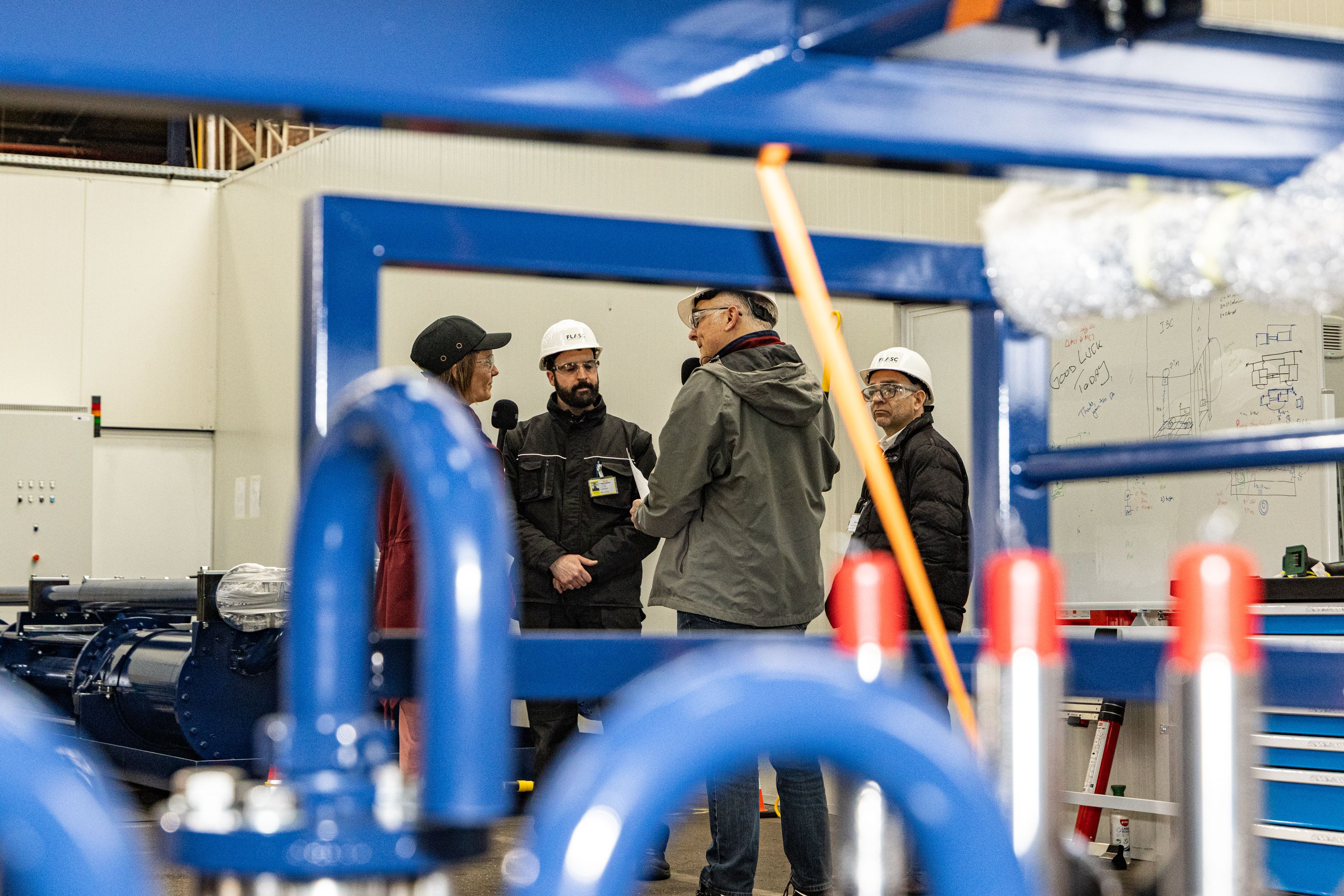 Reportage Offshore Storage: technici in gesprek tussen de installaties