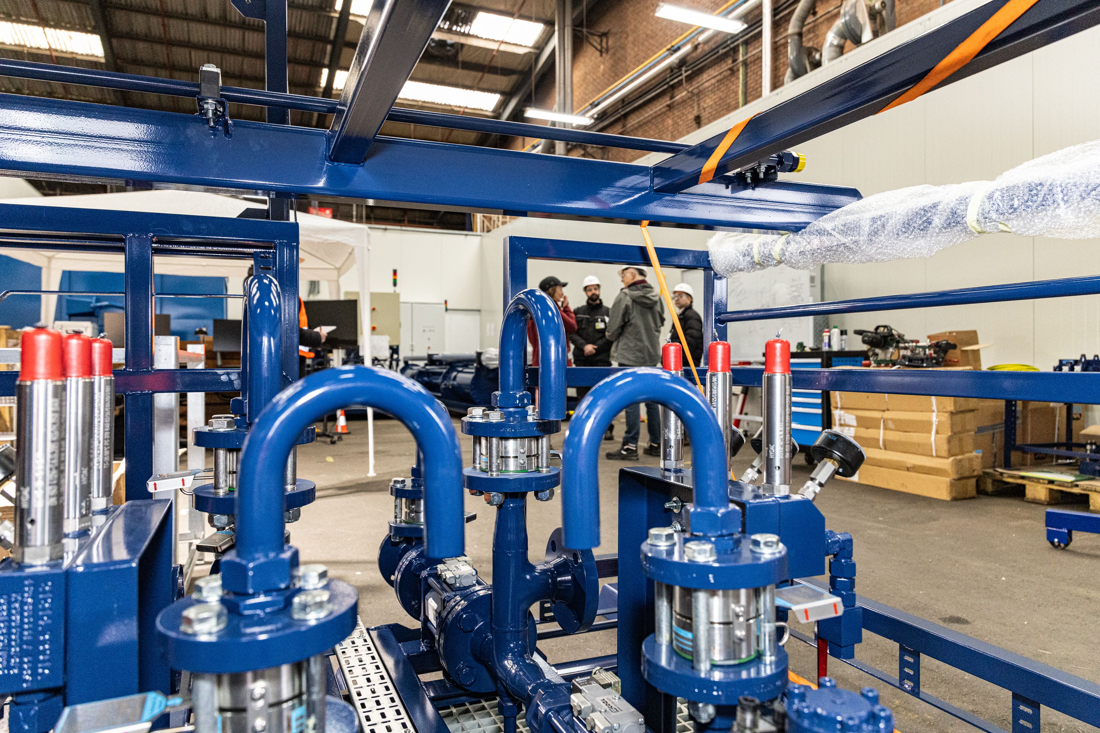Reportage Offshore Storage: blauwe leidingsystemen in de productiehal