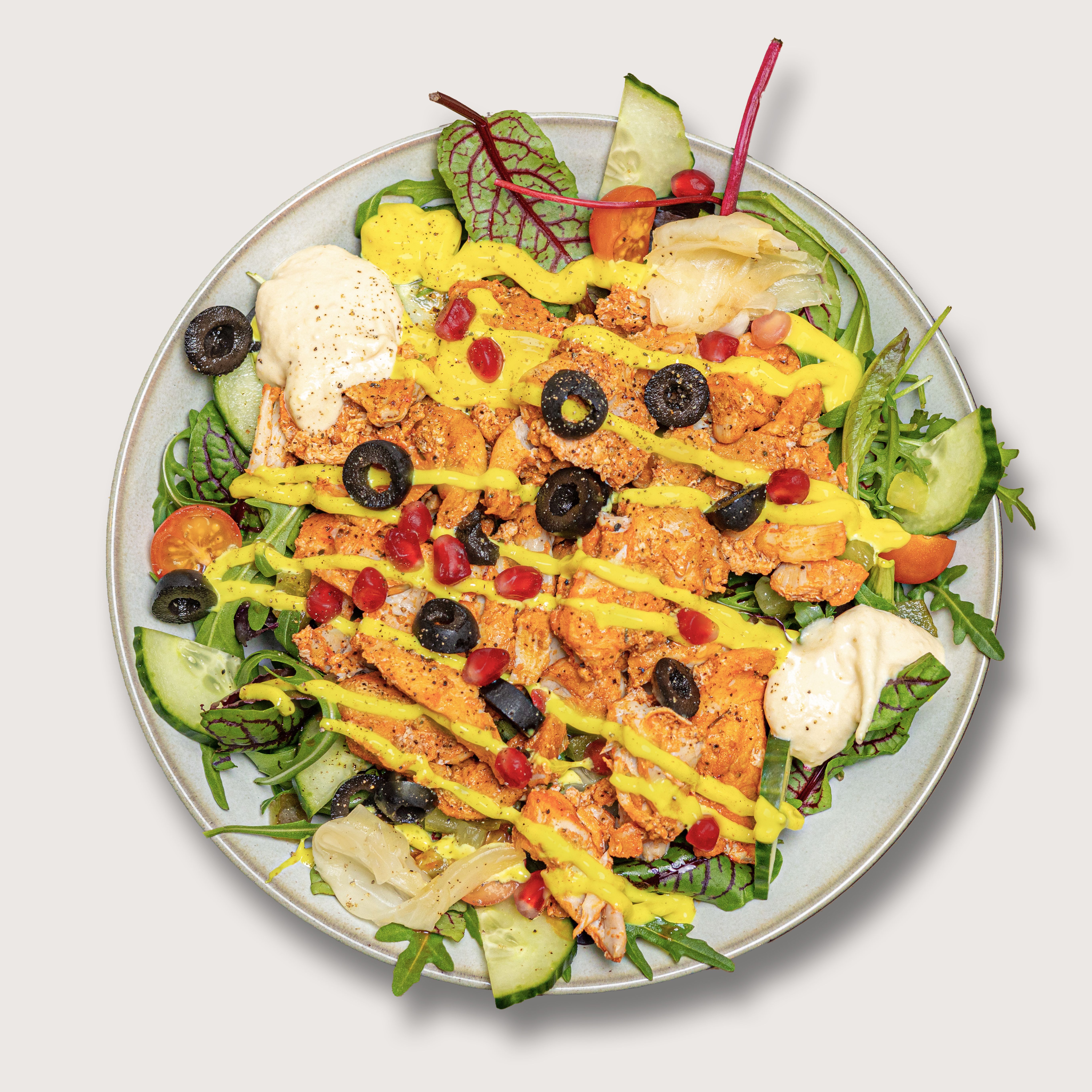 Foodfotografie voor Roomdelivery: salade met kip, olijven en verse groenten van bovenaf