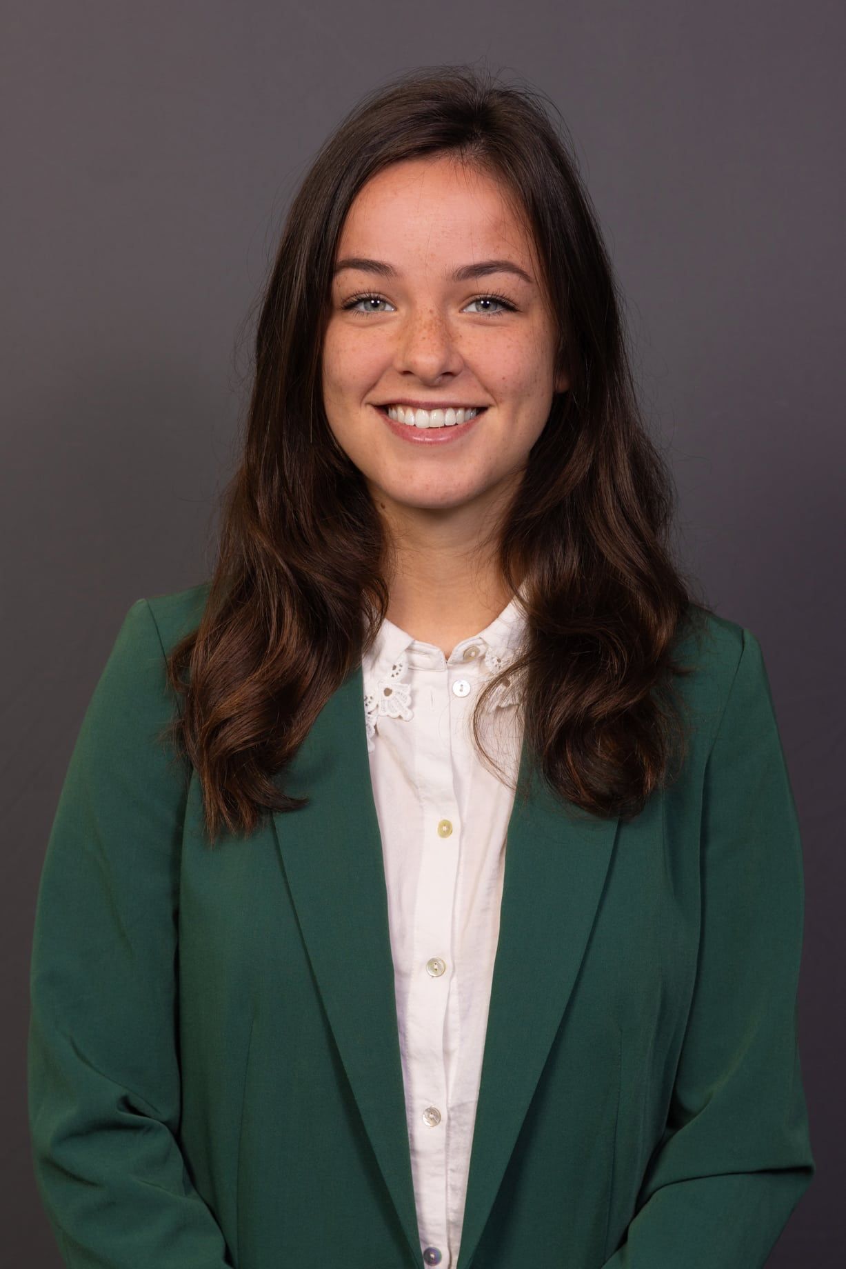 Zakelijk portret van een medewerker, gefotografeerd voor een uniforme LinkedIn-uitstraling